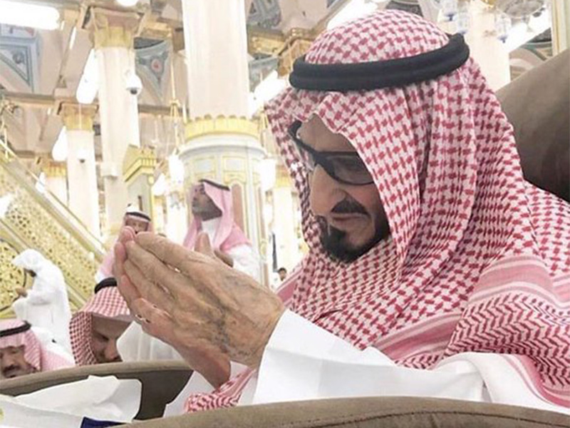 بالفيديو.. أمير الرياض يبكي والده الأمير بندر بن عبدالعزيز وولي العهد يقف متأثرًا